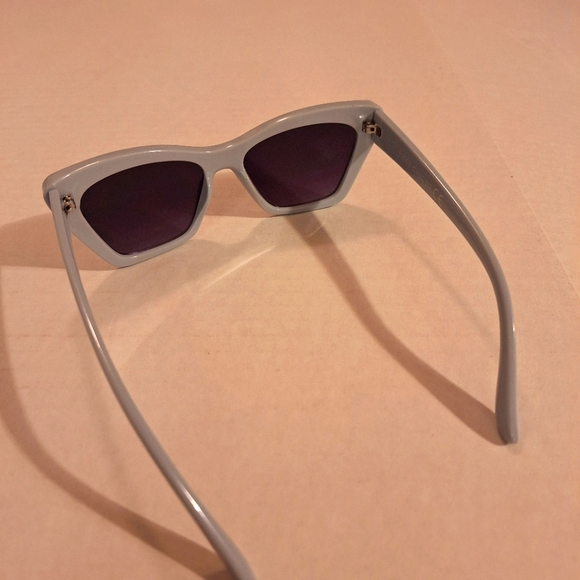 VINCE CAMUTO Cat Eye Light Blue Sunglasses VC899 - Picture 5 of 6